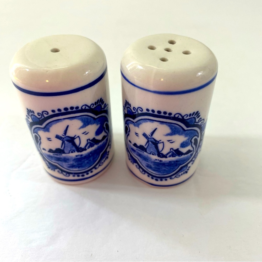 Salt and pepper shakers Dutch. Not signed. No chips or cracks